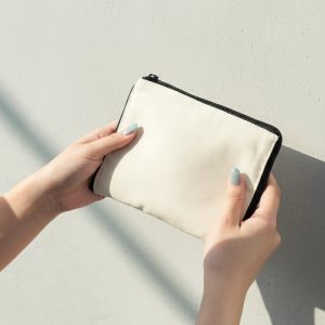 High-quality silk-screen printing logo on a durable canvas tote bag for corporate gift